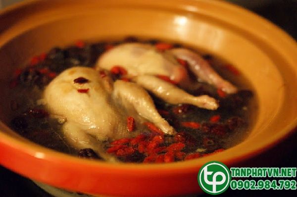 Gà mái giò hầm sinh địa hoàng tinh kỷ tử rất tốt cho phụ nữ ở tuổi trước và sau mãn kinh, kinh nguyệt thất thường có cơn bốc hỏa.