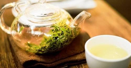 Nấu nước sắc lá đinh lăng Nấu nước sắc lá đinh lăng