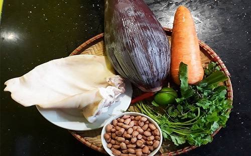 Cách làm gỏi tai heo bắp chuối đơn giản ngon miệng?
