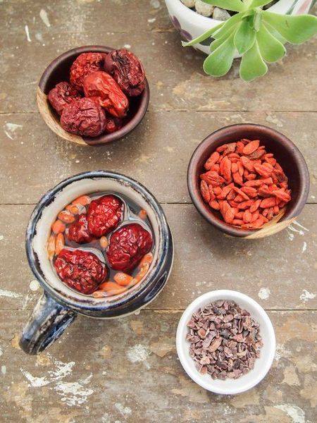 Sử dụng táo đỏ cắt lát sấy khô tại nhà 