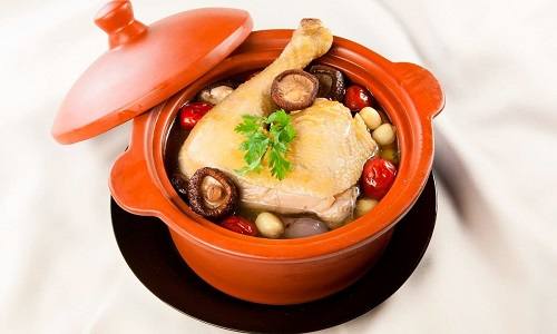 Gà hầm táo đỏ Gà hầm táo đỏ