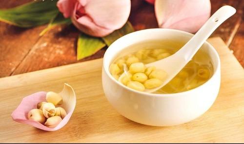 Nấu chè hạt sen 