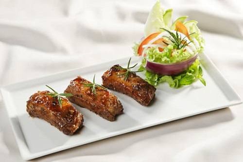 Ướp thịt sườn với lá hương thảo Ướp thịt sườn với lá hương thảo