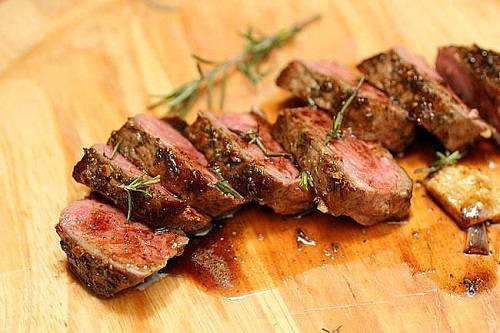 Ướp thịt với lá hương thảo Ướp thịt với lá hương thảo