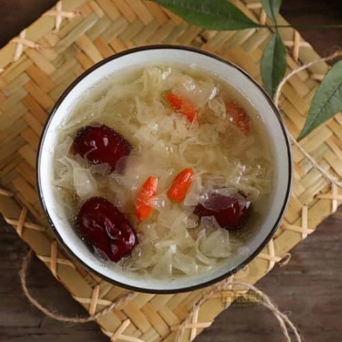 Chè hạt sen táo tàu nấm tuyết 