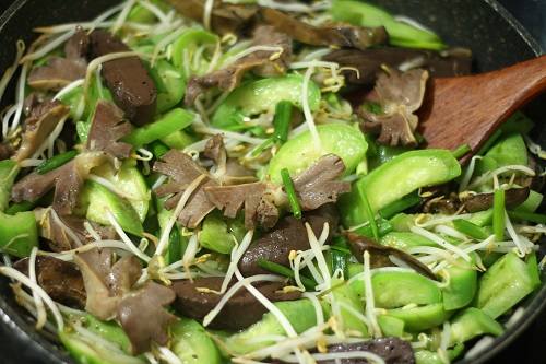 Cách làm lòng gà xào mướp đậm đà tại nhà? Cách làm lòng gà xào mướp đậm đà tại nhà?