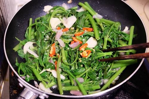 Cách làm rau muống xào tỏi giòn rụm? Cách làm rau muống xào tỏi giòn rụm?