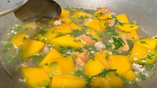 Cách nấu canh bí đỏ thịt bằm đậm đà? Cách nấu canh bí đỏ thịt bằm đậm đà?