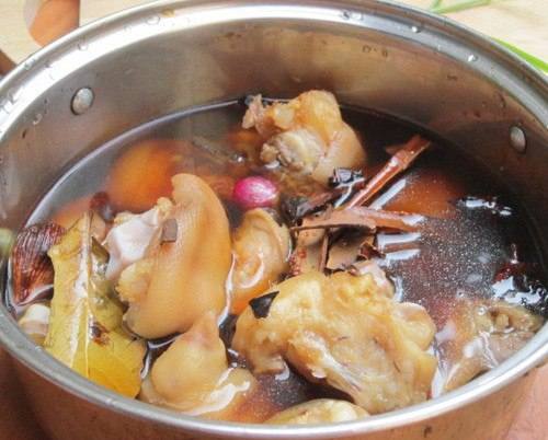 Cách làm chân giò hầm ngũ vị thơm ngon?