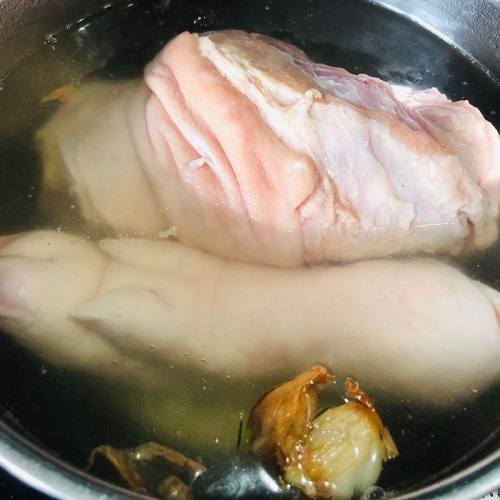 Luộc chân giò heo