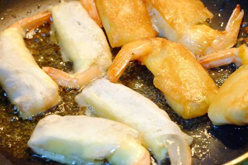 Cách làm tôm cuộn phô mai giòn ngon bắt miệng tại nhà? Cách làm tôm cuộn phô mai giòn ngon bắt miệng tại nhà?