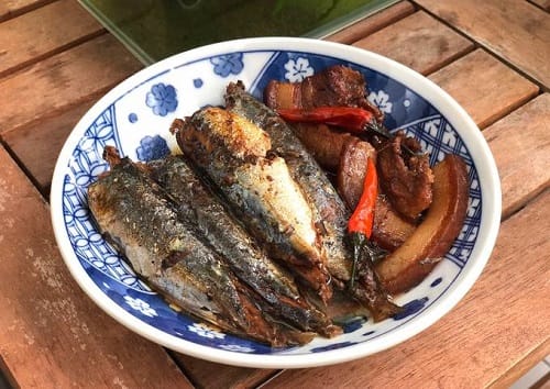Cá nục kho riềng thịt ba chỉ Cá nục kho riềng thịt ba chỉ