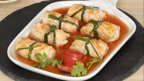 Bắp cải cuốn thịt sốt cà Bắp cải cuốn thịt sốt cà