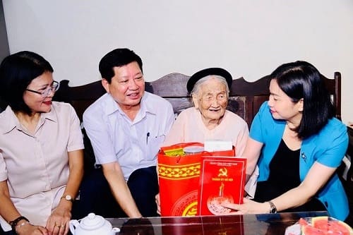 Tặng quà và chúc mừng ngày Lễ Quốc Khánh 