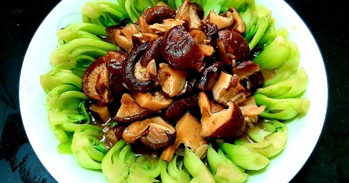 Chế biến từ nấm đông cô với cải thìa