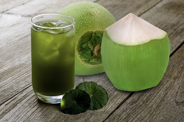 Tránh uống nước lợi tiểu khi dùng trà cam thảo