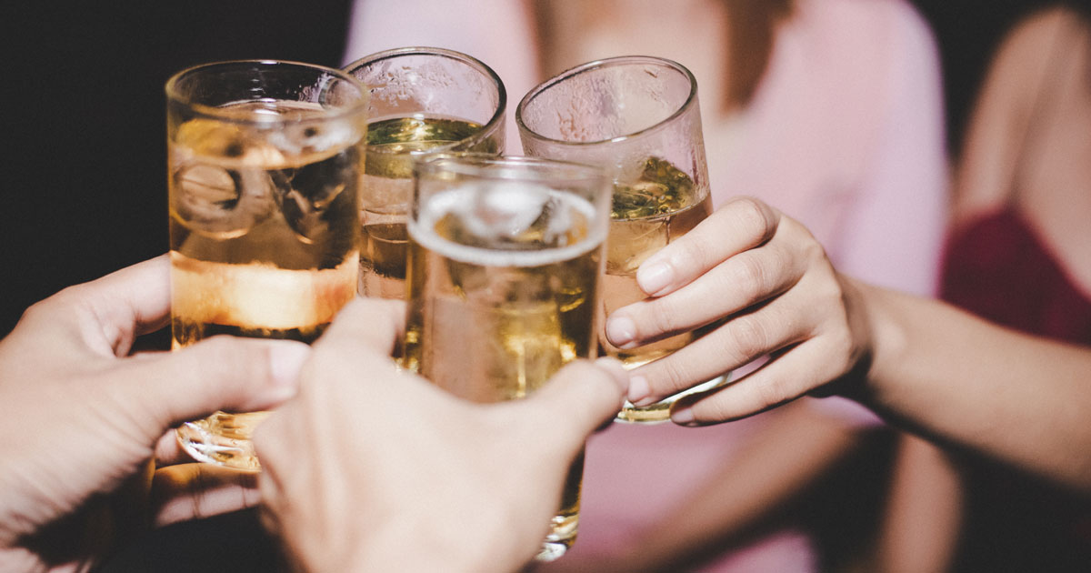 Tránh dùng rượu bia khi uống trà cam thảo