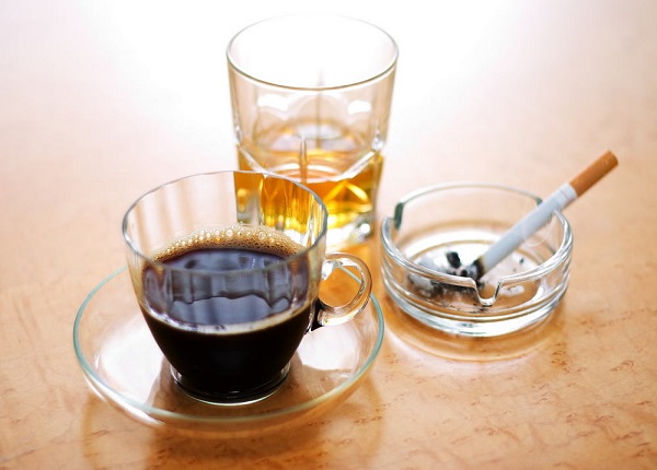 Uống trà an xoa kiêng uống bia rượu