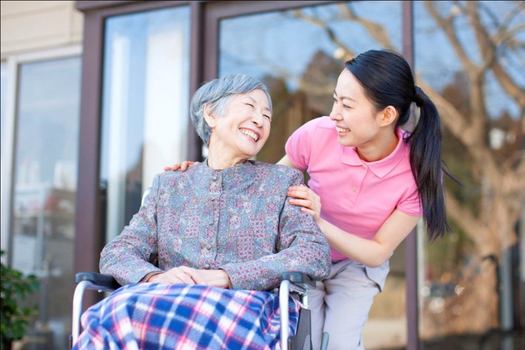 Dùng trà atiso đỏ cho người cao tuổi