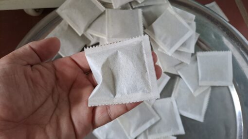 Đóng gói sản phẩm trà túi lọc khổ qua rừng kỹ càng