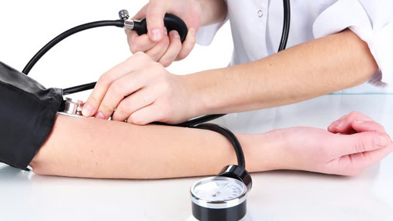 Lợi ích của trà túi lọc atiso đỏ giúp điều hòa huyết áp