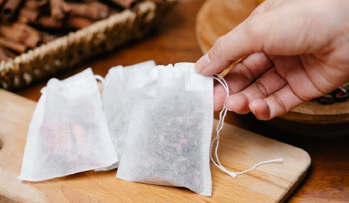 Cách dùng trà túi lọc cỏ mực cải thiện tình trạng tóc bạc sớm