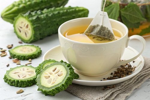 Uống trà khổ qua rừng vào buổi chiều