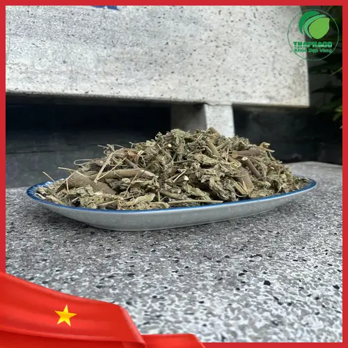 Nước sắc từ cây cối xay có màu vàng nâu, đang được rót ra chén