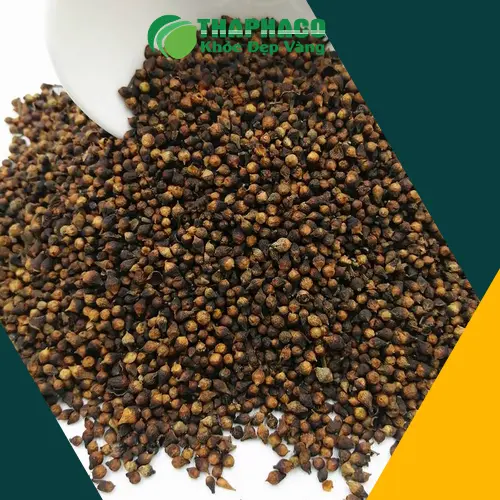 Pha trà nụ vối ấm áp trong ly thủy tinh
