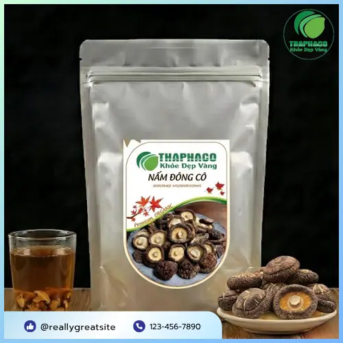 Rửa sạch nấm đông cô sấy khô dưới vòi nước chảy