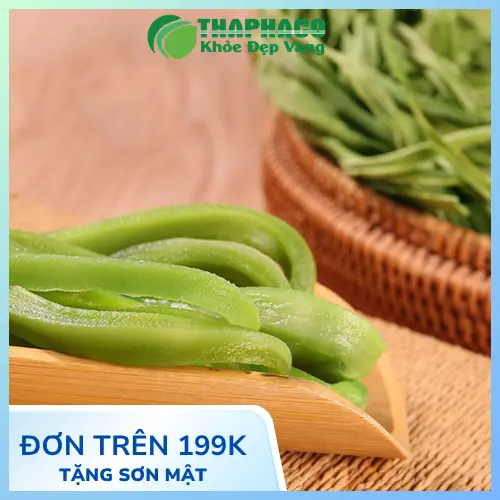 Rau tiến vua khô đang được ngâm trong nước lạnh