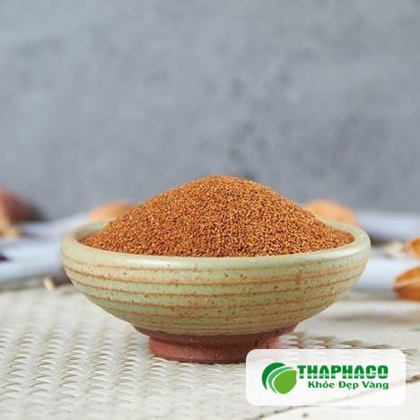 Cận cảnh hạt đình lịch nhỏ li ti màu nâu đỏ trong chén