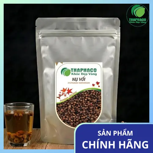 Hình ảnh một tách trà nụ vối đang bốc khói nhẹ nhàng, thể hiện sự thư giãn và thanh mát.