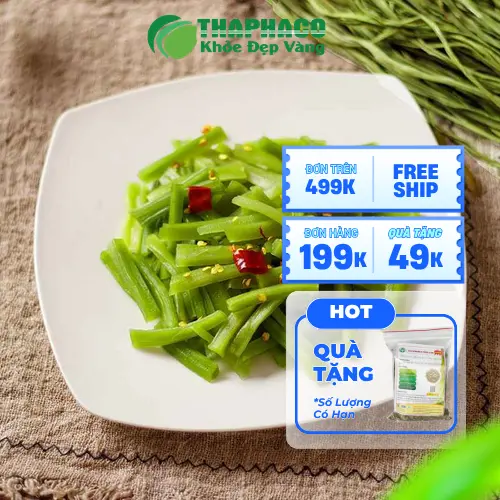 Các nguyên liệu làm rau tiến vua ngâm chua ngọt đang được trộn đều